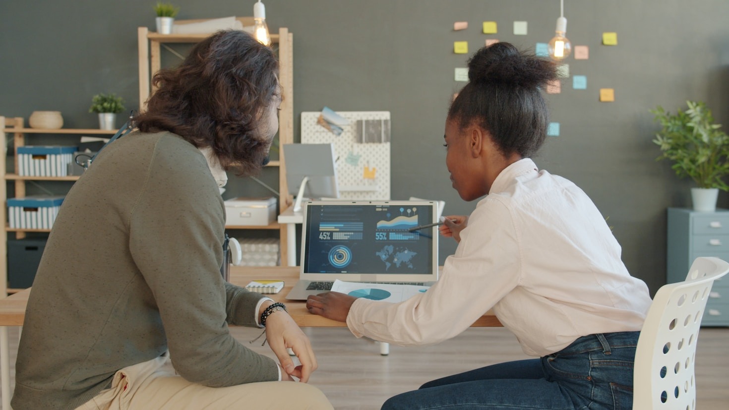 Virtual Assistant Versus Executive Assistant: Making the Right Choice
